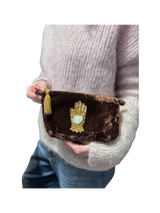 Pochette in velluto cioccolato con ricamo centrale mano di Fatima