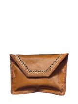 Maxi pochette in cavallino e borchie