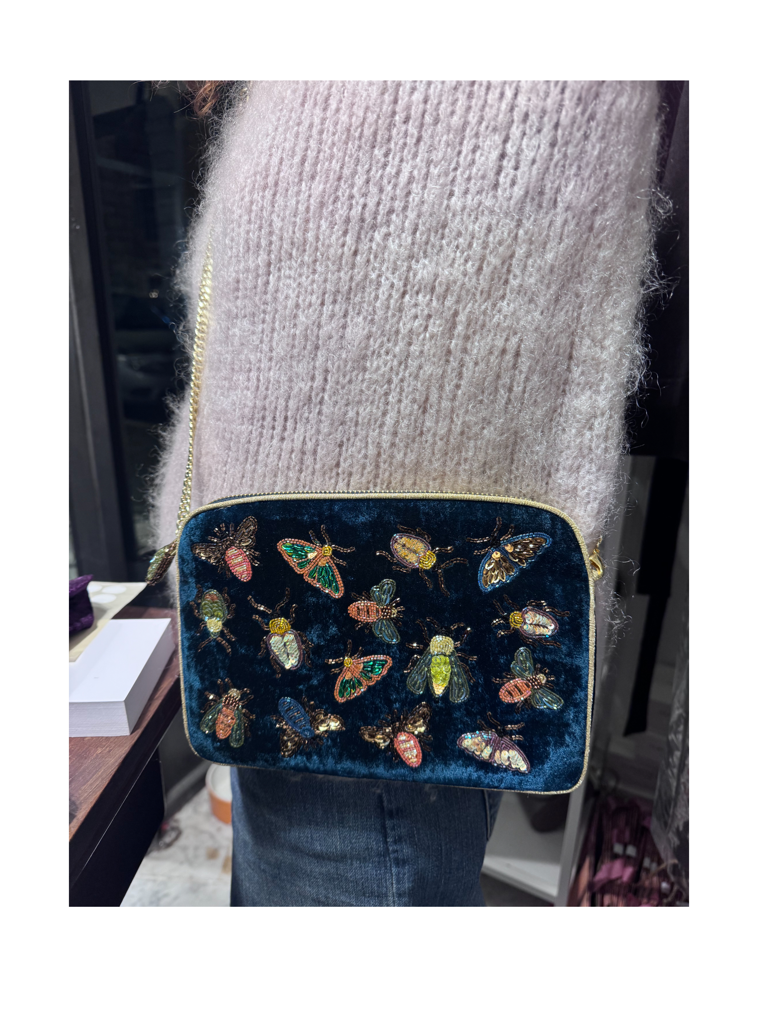 Tracolla in velluto con ricami in perline e paillettes