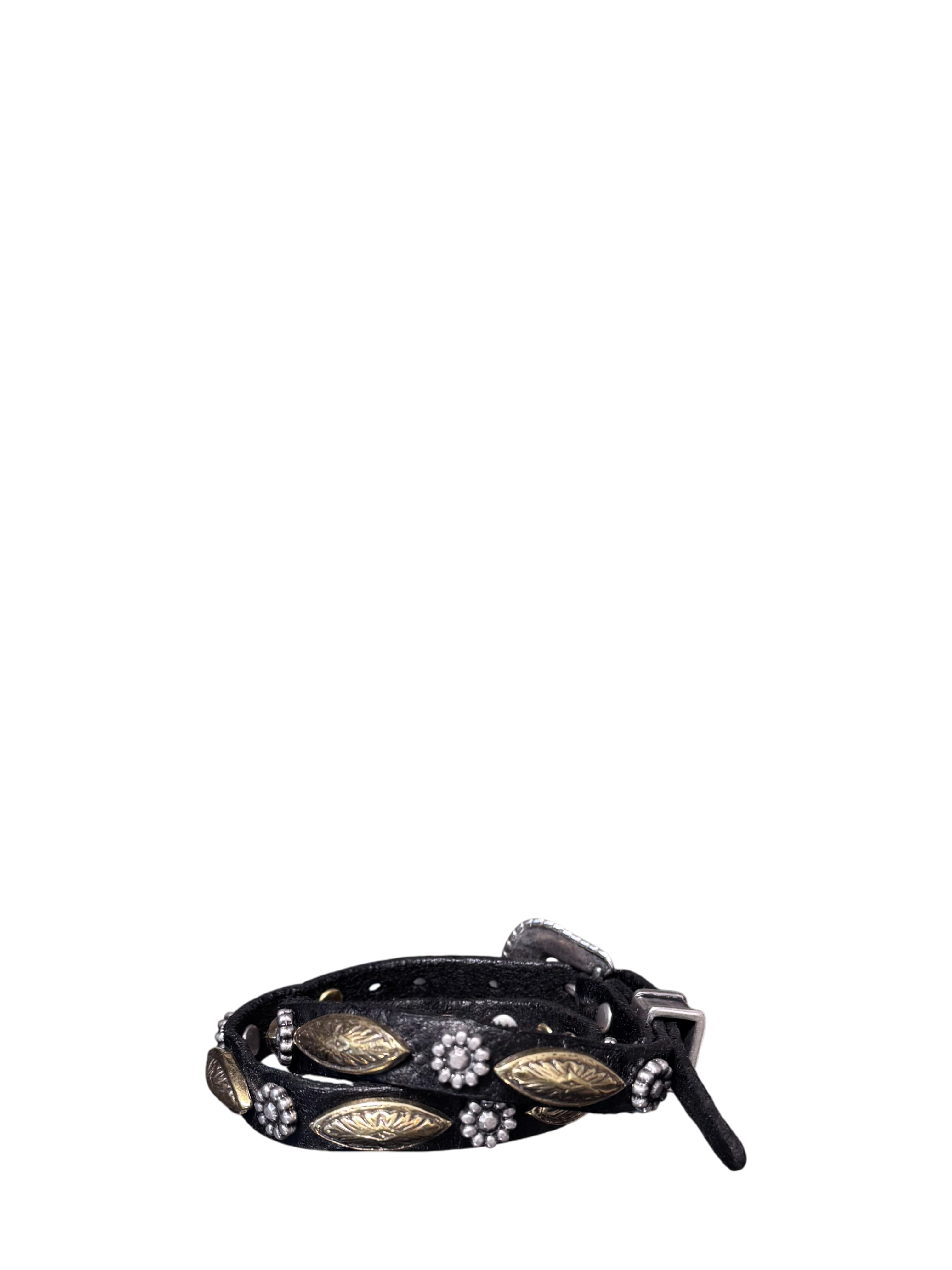 Bracciale doppio in pelle di vacchetta tinto capo con borchie