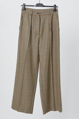 Pantaloni a gamba larga con pences e chiusura frontale con bottoni.