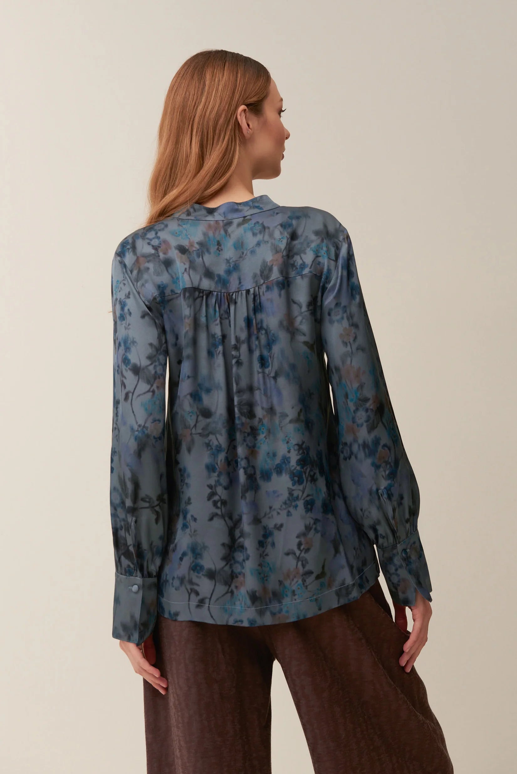 Camicia in fantasia floreale su base raso di viscosa