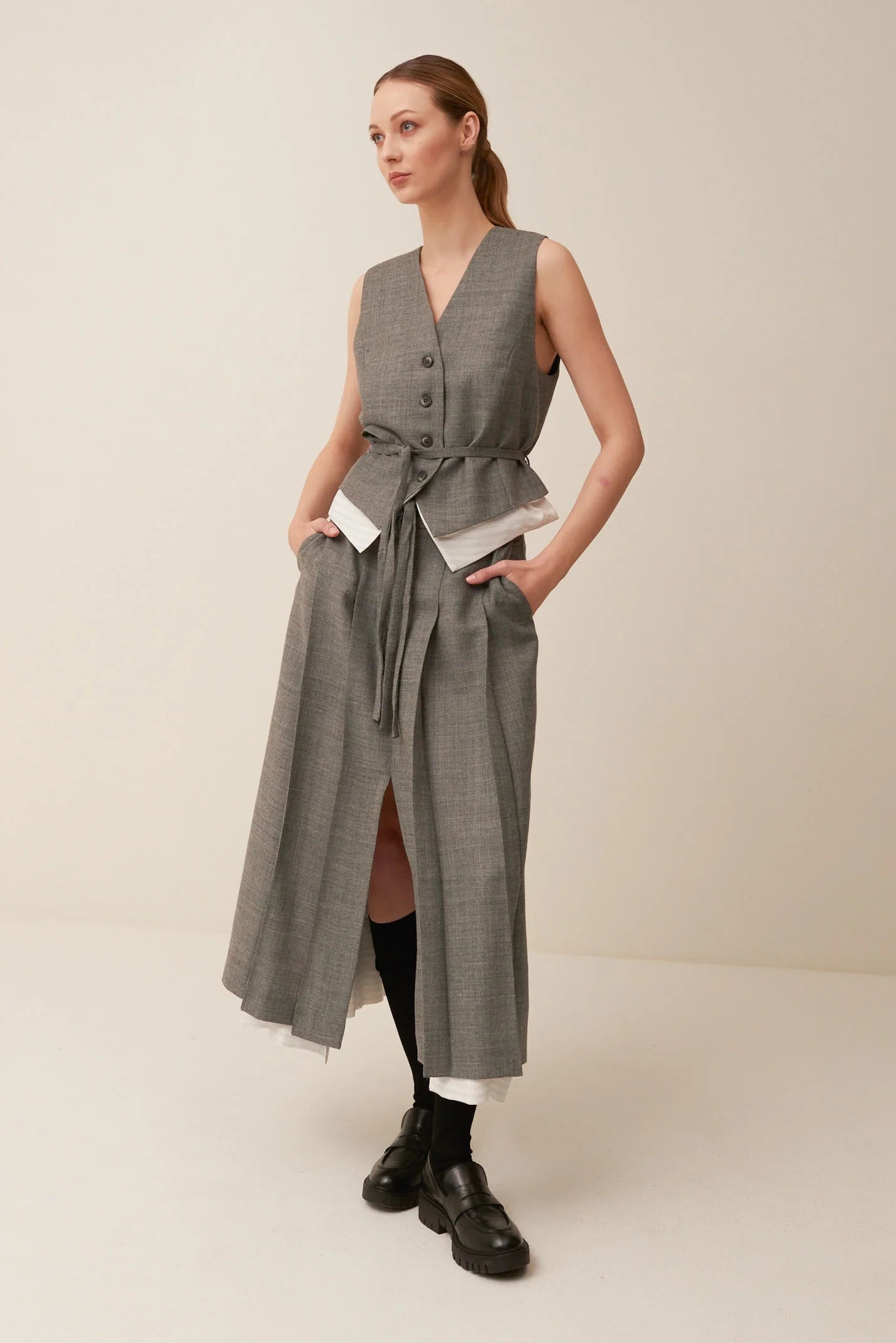 Gonna pieghe in tela di lana con riporti in tessuto