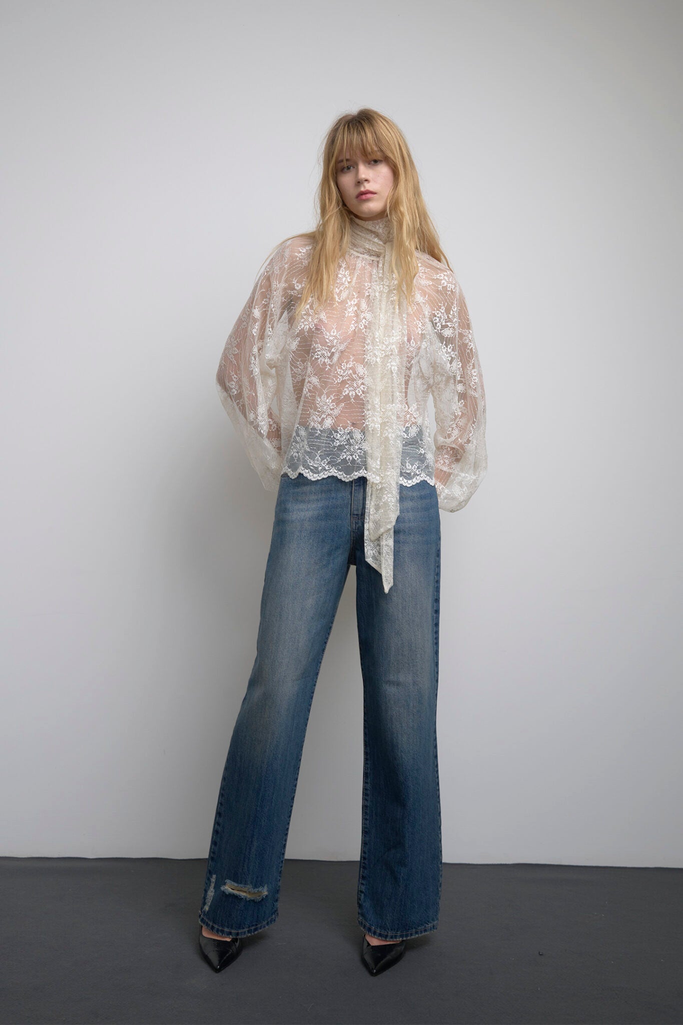 Blusa in pizzo con collo alto a sciarpa