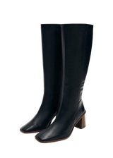 Stivali alti in pelle nera con tacco quadrato