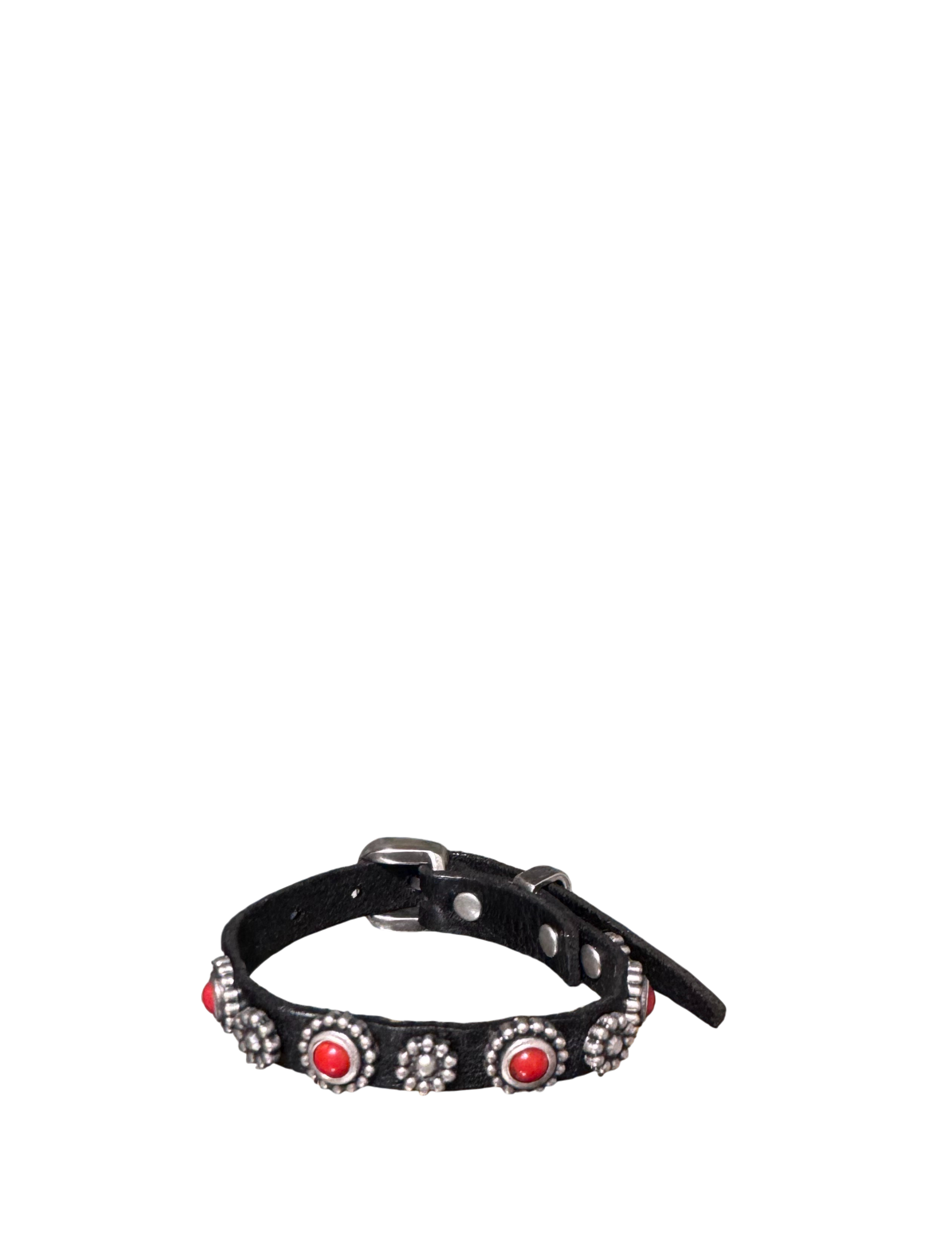 Bracciale in pelle di vacchetta tinta in capo con borchie