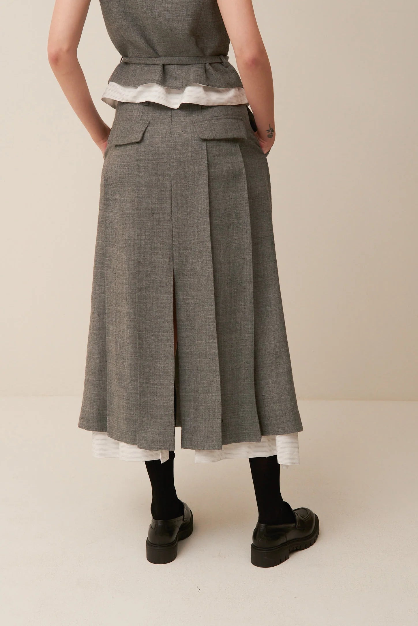Gonna pieghe in tela di lana con riporti in tessuto