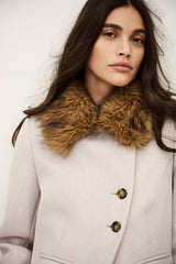 Giacca corta con collo in eco fur