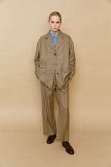 Pantaloni a gamba larga con pences e chiusura frontale con bottoni.