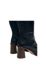 Stivali alti in pelle nera con tacco quadrato