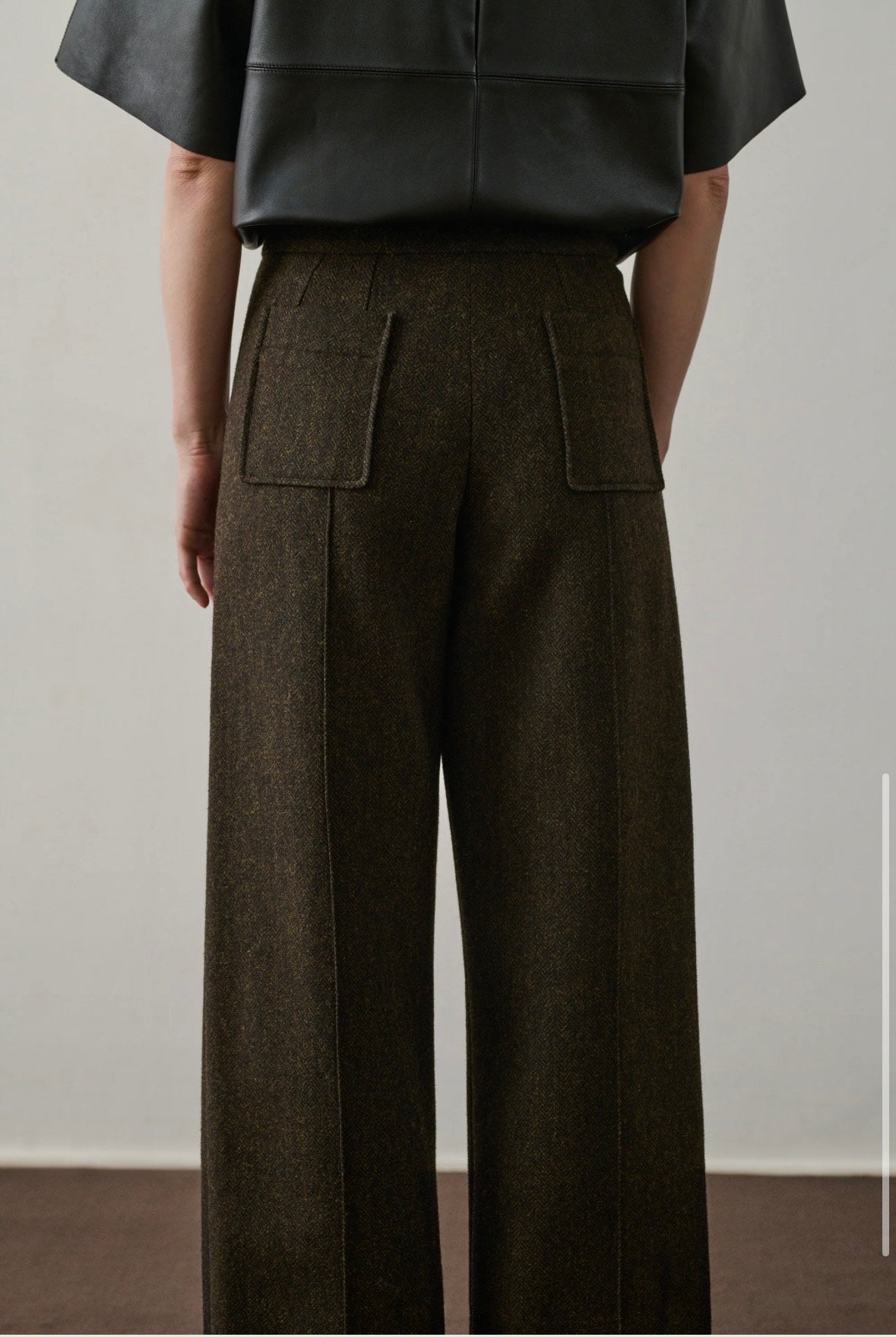 Pantalone in lana con motivo a spina di pesce