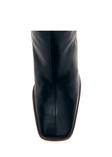 Stivali alti in pelle nera con tacco quadrato