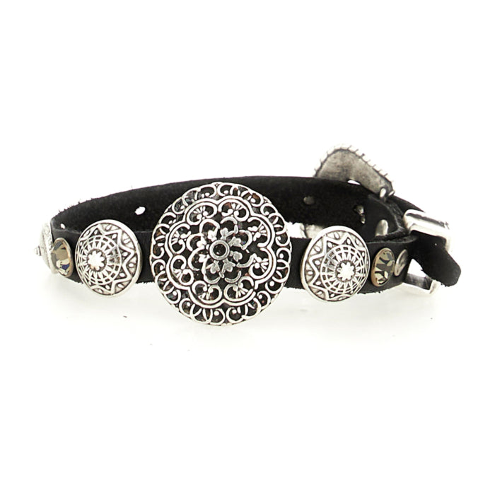 Bracciale in pelle di vacchetta tinta in capo con borchie