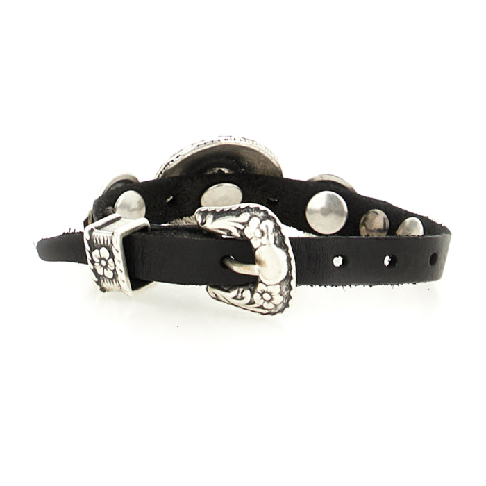 Bracciale in pelle di vacchetta tinta in capo con borchie