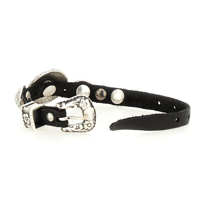 Bracciale in pelle di vacchetta tinta in capo con borchie