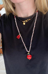 Collana lunga di perle con ciondolo coccinella in ceramica