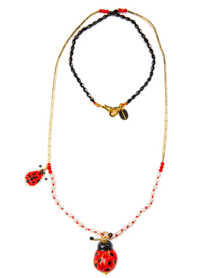 Collana lunga di perle con ciondolo coccinella in ceramica