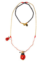 Collana lunga di perle con ciondolo coccinella in ceramica