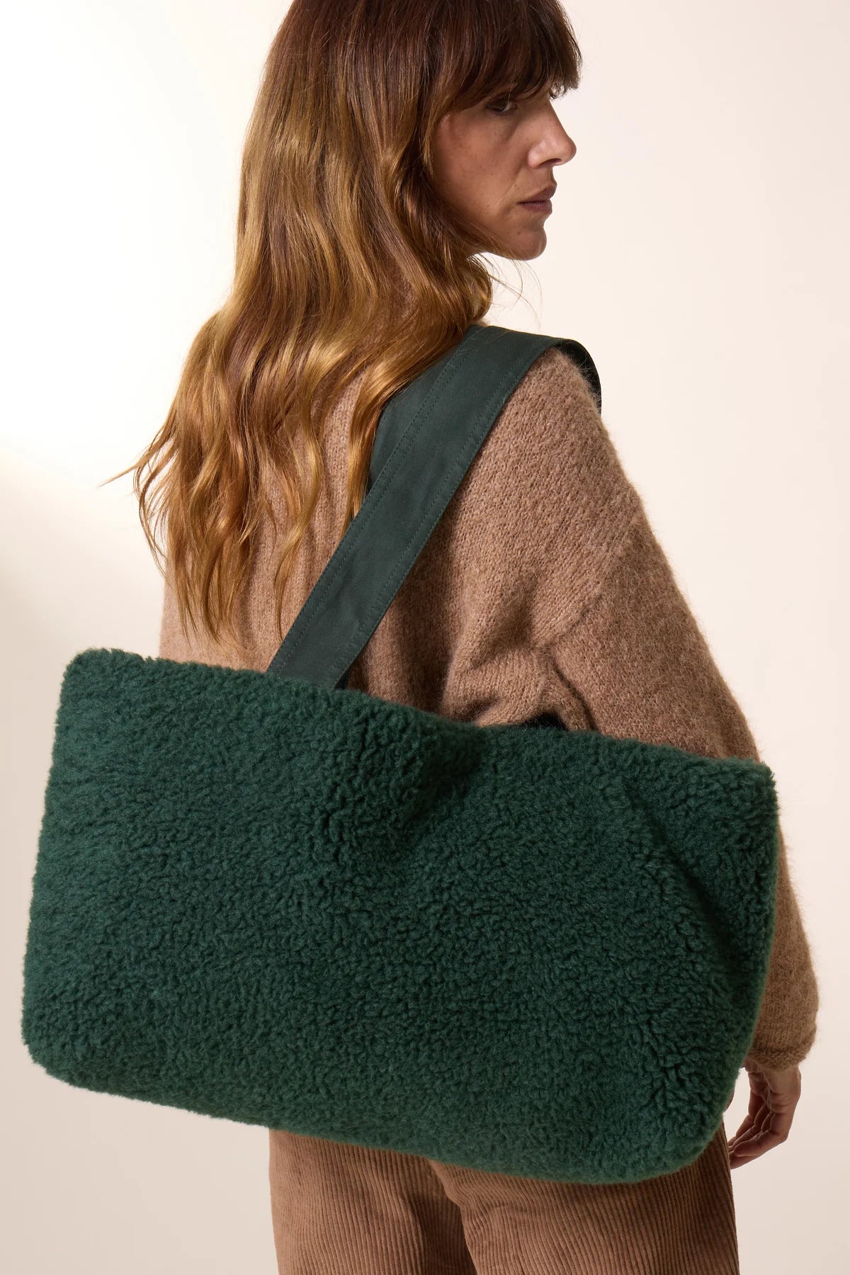 Shopper realizzata in pelliccia sintetica colorata