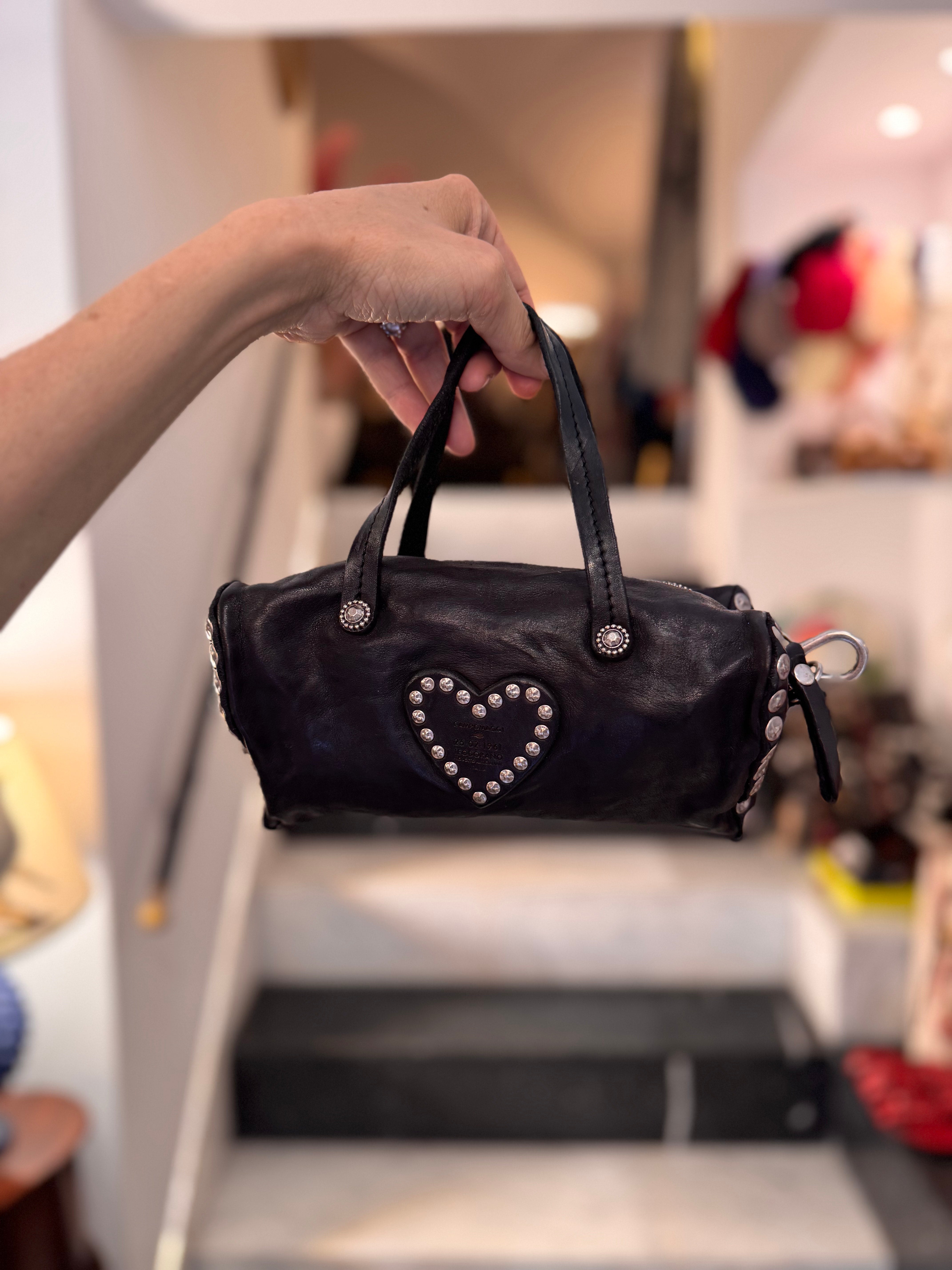 Borsa Shopping "DOLLY" in pelle di vacchetta tinta in capo con borchie Campomaggi