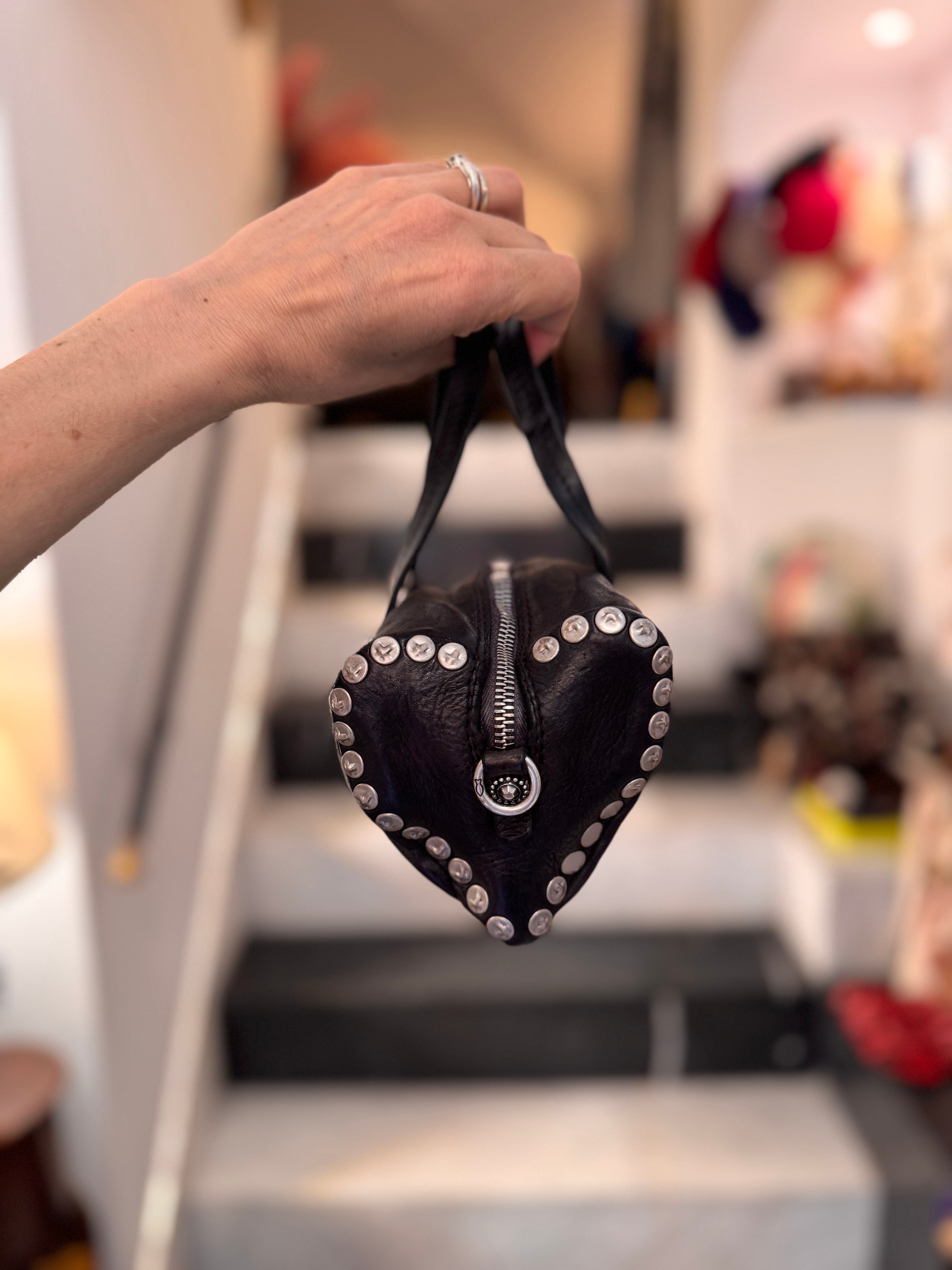 Borsa Shopping "DOLLY" in pelle di vacchetta tinta in capo con borchie Campomaggi