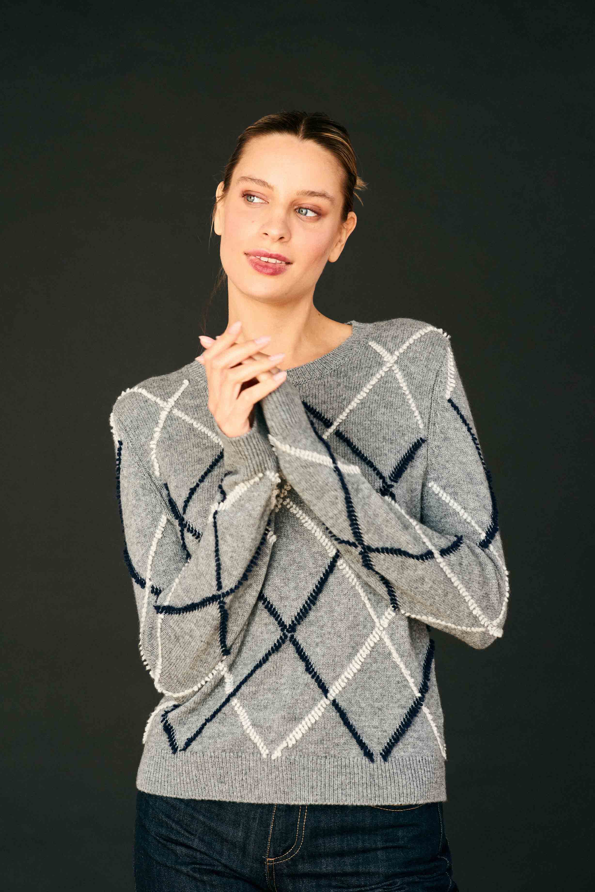 Maglia girocollo in cashmere e lana con motivo a rombi, colore grigio medio.