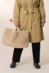 Shopper realizzata in pelliccia sintetica colorata